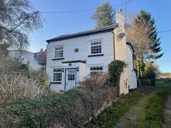 2 bed property, in Lyonshall, £195,000
