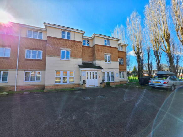 2 bed property, in Town Lands Close, £65,000