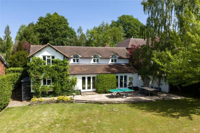4 bed property, in Sutton Place, £1,285,000