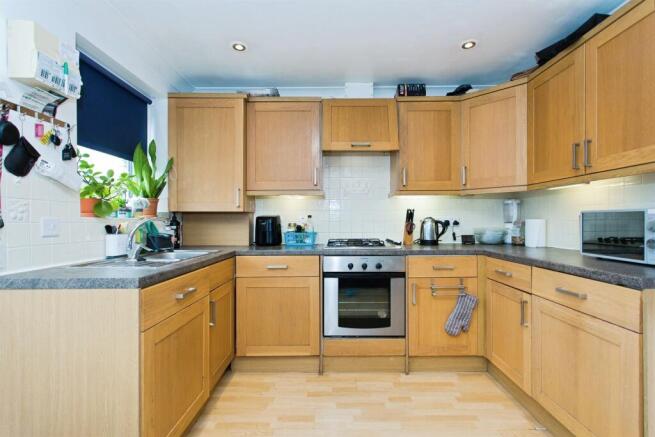 1 bed property, in Macaulay Avenue, £160,000