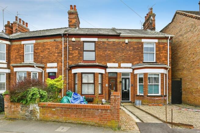 3 bed property, in Avenue Road, £200,000