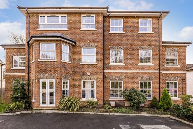 1 bed property, in Portsmouth Road, £340,000