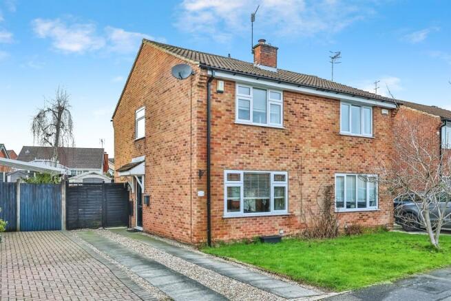 2 bed property, in Turner Drive, £210,000