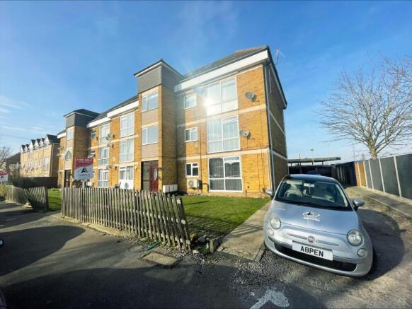 1 bed property, in Amanda Court, £240,000