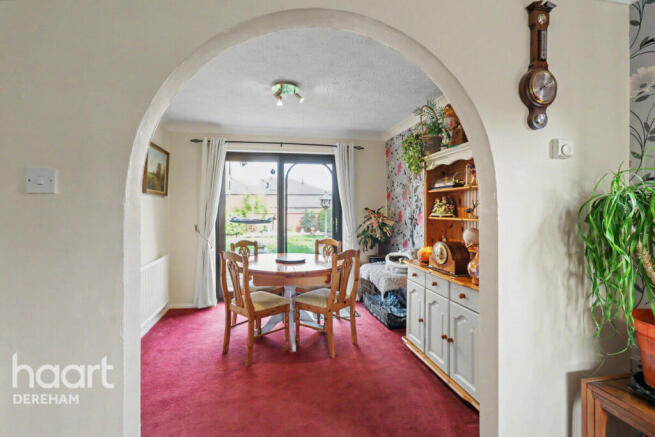 4 bed property, in Cromwell Close, £300,000