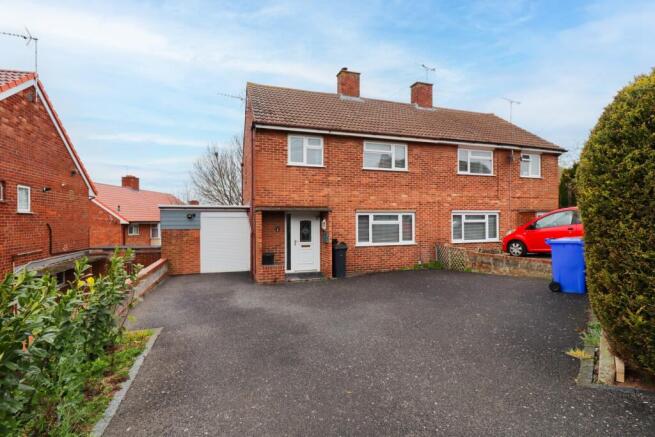 3 bed property, in Violet Close, £240,000