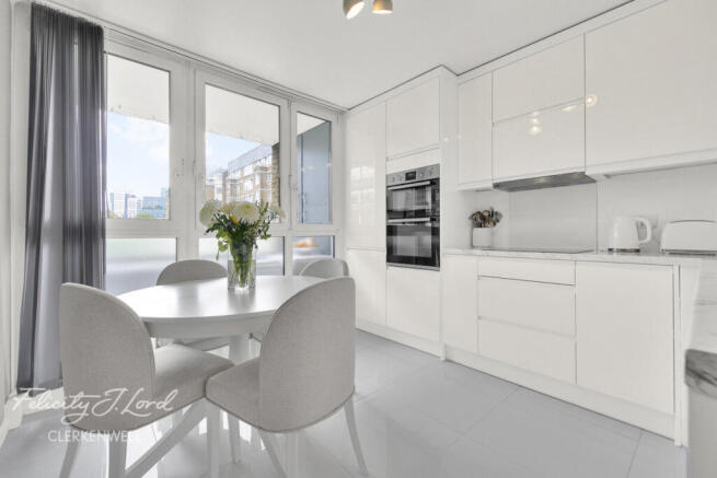 2 bed property, in Peerless Street, £550,000