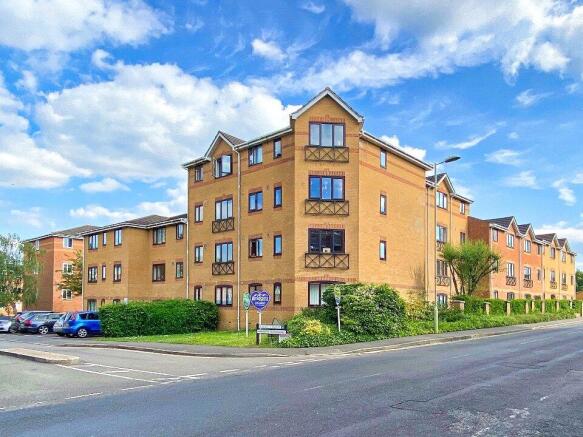 2 bed property, in Ascot Court, £165,000