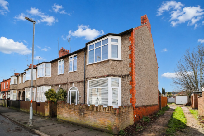 3 bed property, in Delapre Crescent Road, £250,000