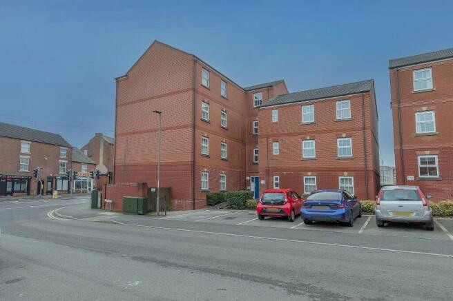 2 bed property, in Park Road, £85,000