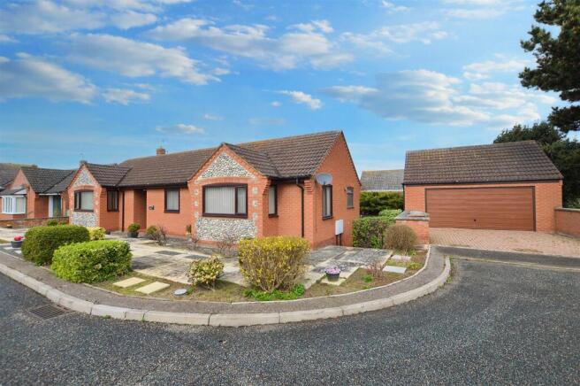 3 bed property, in Orchard Close, £440,000