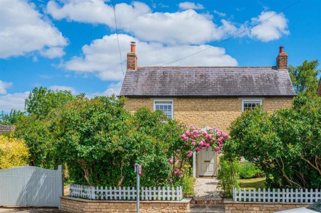 3 bed property, in High Street, £400,000