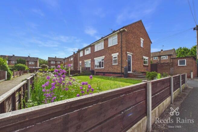 3 bed property, in Queen Street, £180,000