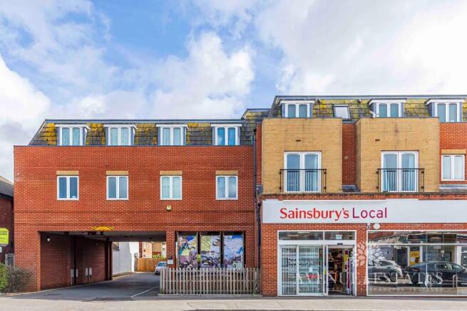 2 bed property, in Wimborne Road, £90,000