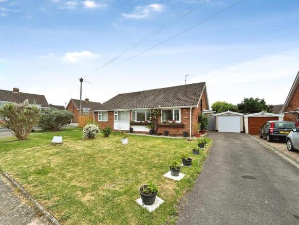 2 bed property, in Dunster Road, £275,000
