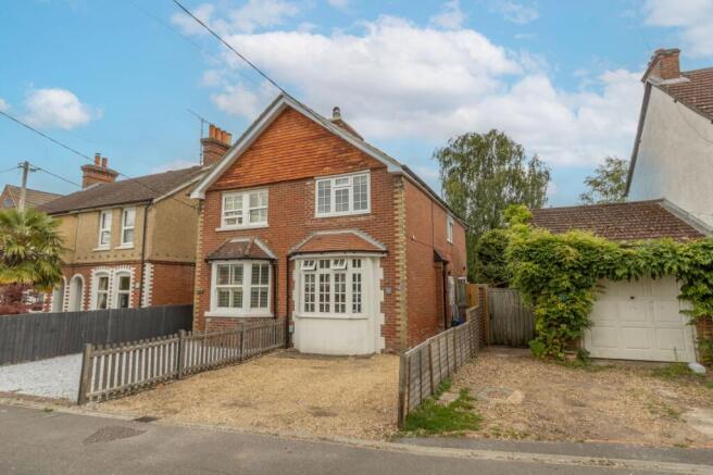 2 bed property, in Frogmore Road, £405,000