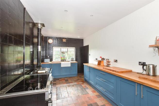 4 bed property, in Edenbridge Road, £975,000