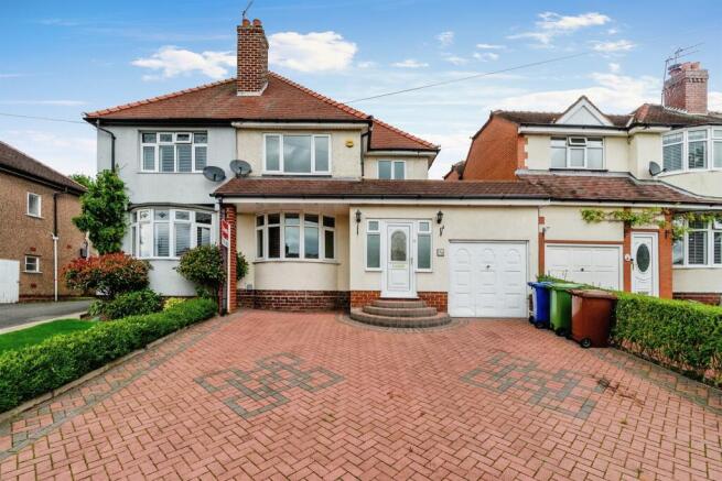 3 bed property, in Lower Road, £165,000