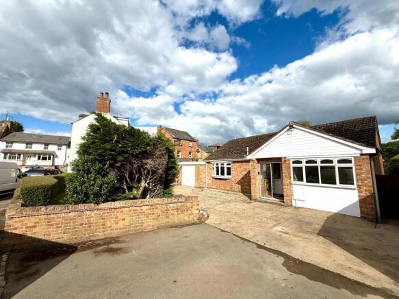 4 bed property, in Bradden Road, £400,000