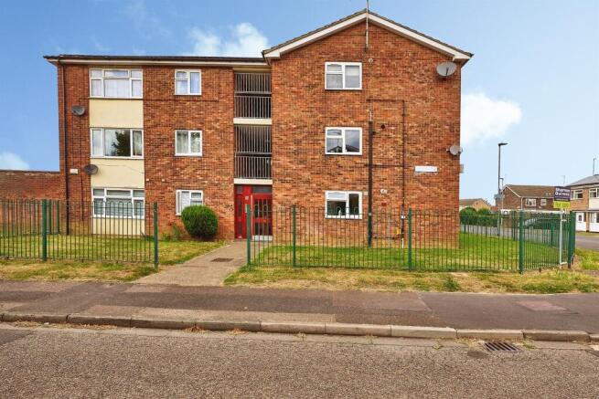 1 bed property, in Watt Close, £90,000