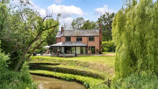 4 bed property, in Kyrewood, £735,000
