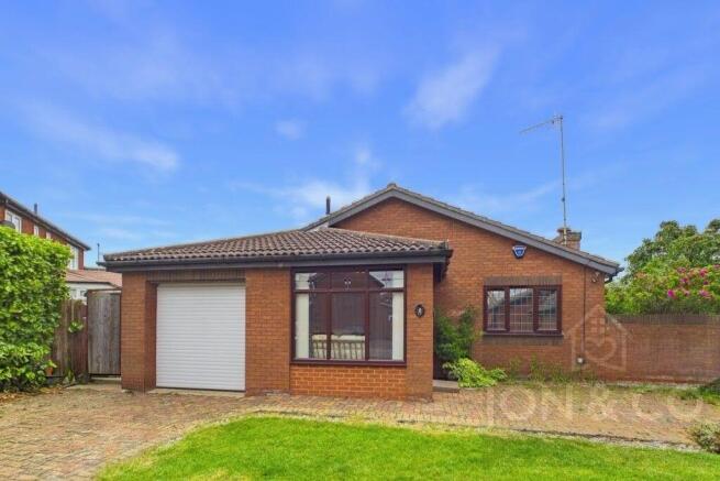 3 bed property, in Woodhall Close, £300,000