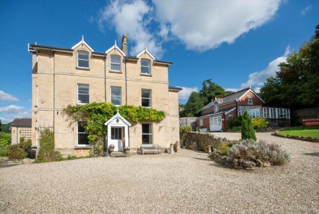 6 bed property, in Cleeve Hill, £1,350,000