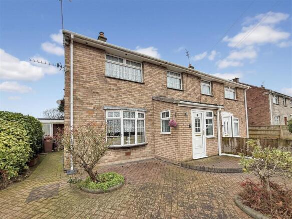 3 bed property, in Fishers Lane, £275,000