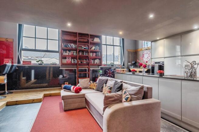 2 bed property, in Regent Street, £200,000