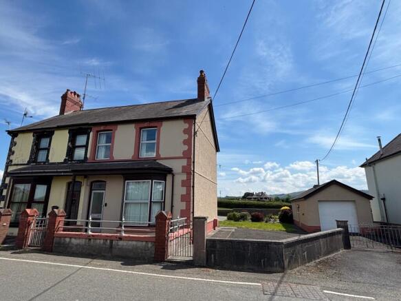 3 bed property, in Llangadog, £199,950