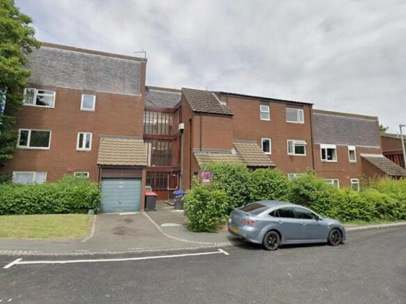 1 bed property, in Farm Lodge Grove, £69,500
