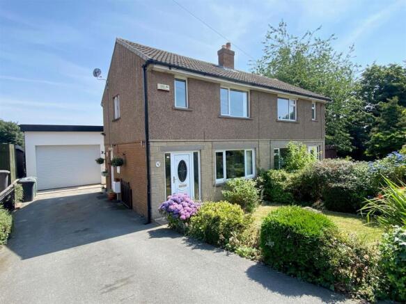 2 bed property, in St. Pauls Road, £250,000