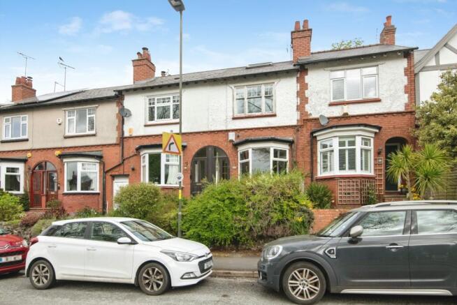 2 bed property, in Vicarage Road, £330,000
