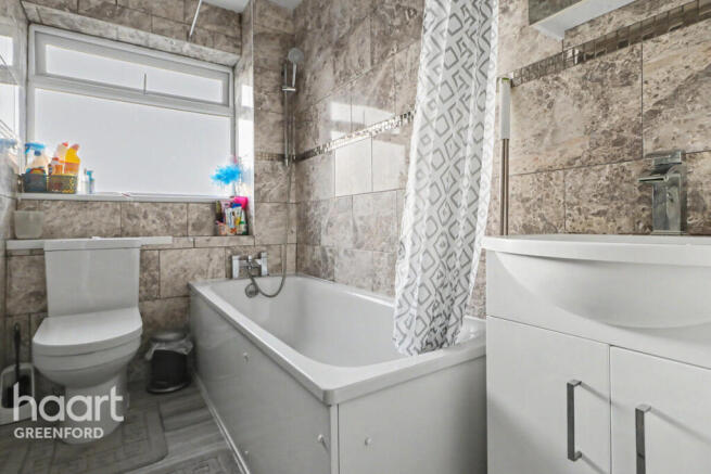 2 bed property, in Mark Close, £325,000