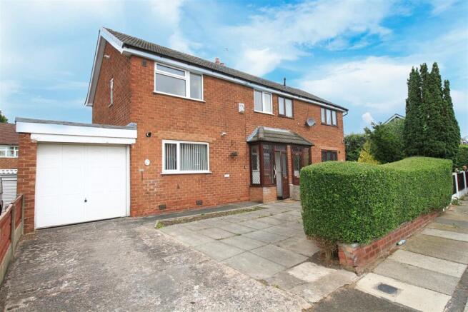3 bed property, in Kennedy Way, £250,000