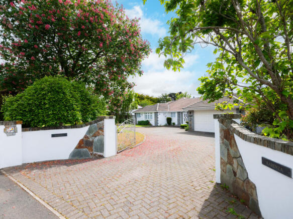 4 bed property, in Rock Road PL27, £1,650,000