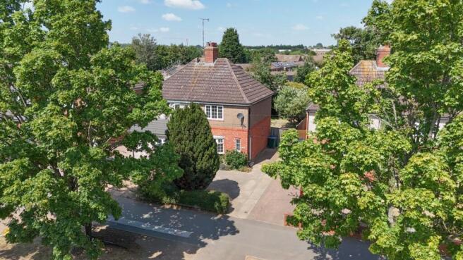 2 bed property, in Charter Avenue, £200,000