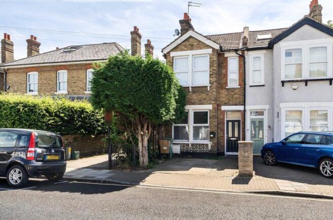 1 bed property, in Great Elms Road, £300,000