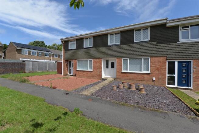 3 bed property, in Woodhall Way, £270,000