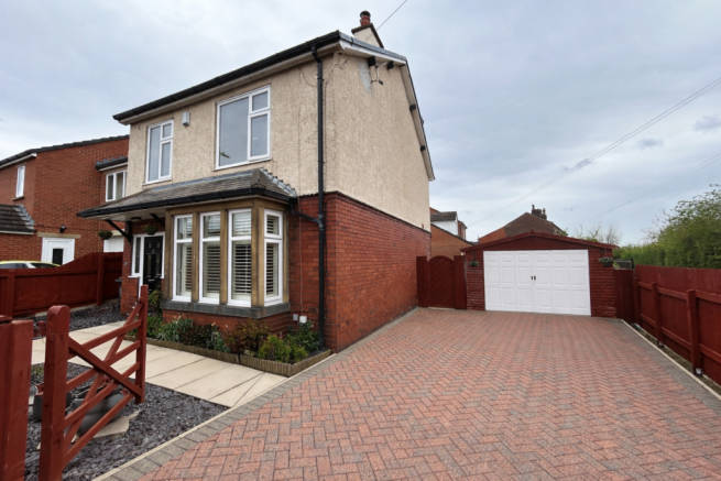 4 bed property, in Taylor Hall Lane, £380,000