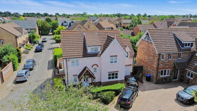 5 bed property, in Ridings Avenue, £600,000
