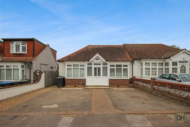 2 bed property, in Bassett Gardens, £439,995