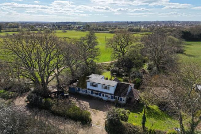4 bed property, in Wimborne, £650,000