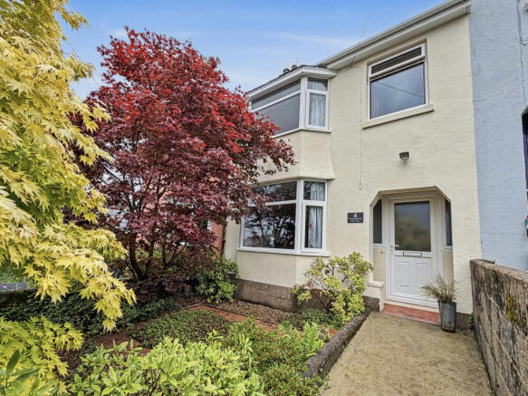3 bed property, in Broomborough Drive, £385,000