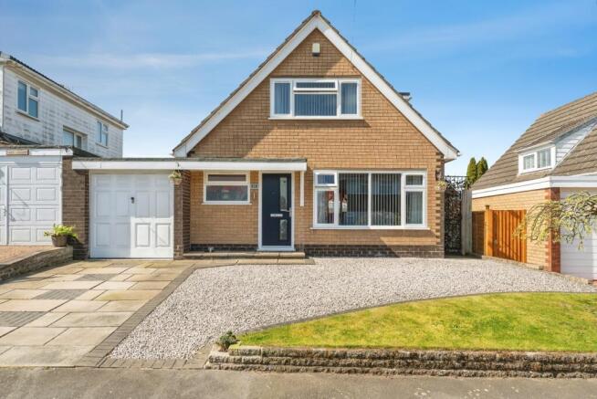 3 bed property, in Parkfield Road, £315,000