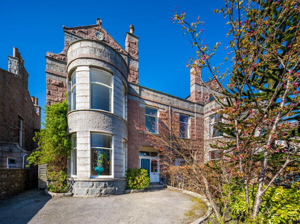 7 bed property, in Hamilton Place, £650,000