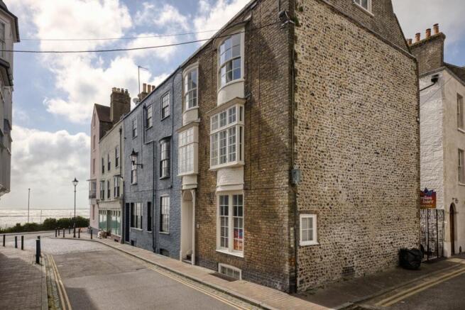 2 bed property, in Addington Street, £175,000