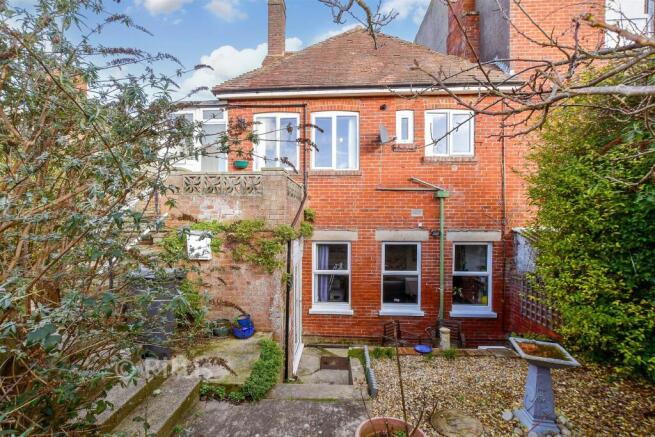 3 bed property, in Tennyson Road, £170,000