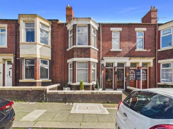 2 bed property, in Gordon Road, £70,000