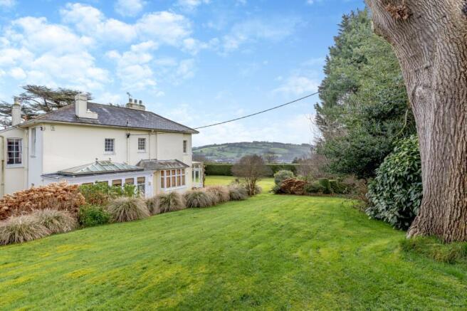 5 bed property, in Southfield Way, £1,075,000
